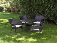 Stoły ogrodowe z krzesłami - praktyczny dodatek do przestrzeni zewnętrznej
